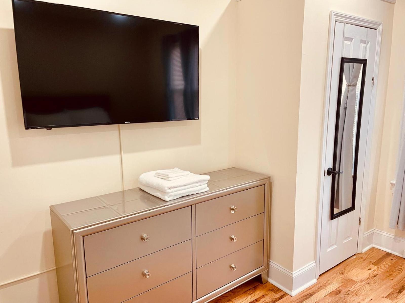 Ooohlala! 2 Beds And 2 Full Baths W/Free Parking Leilighet Newark Eksteriør bilde