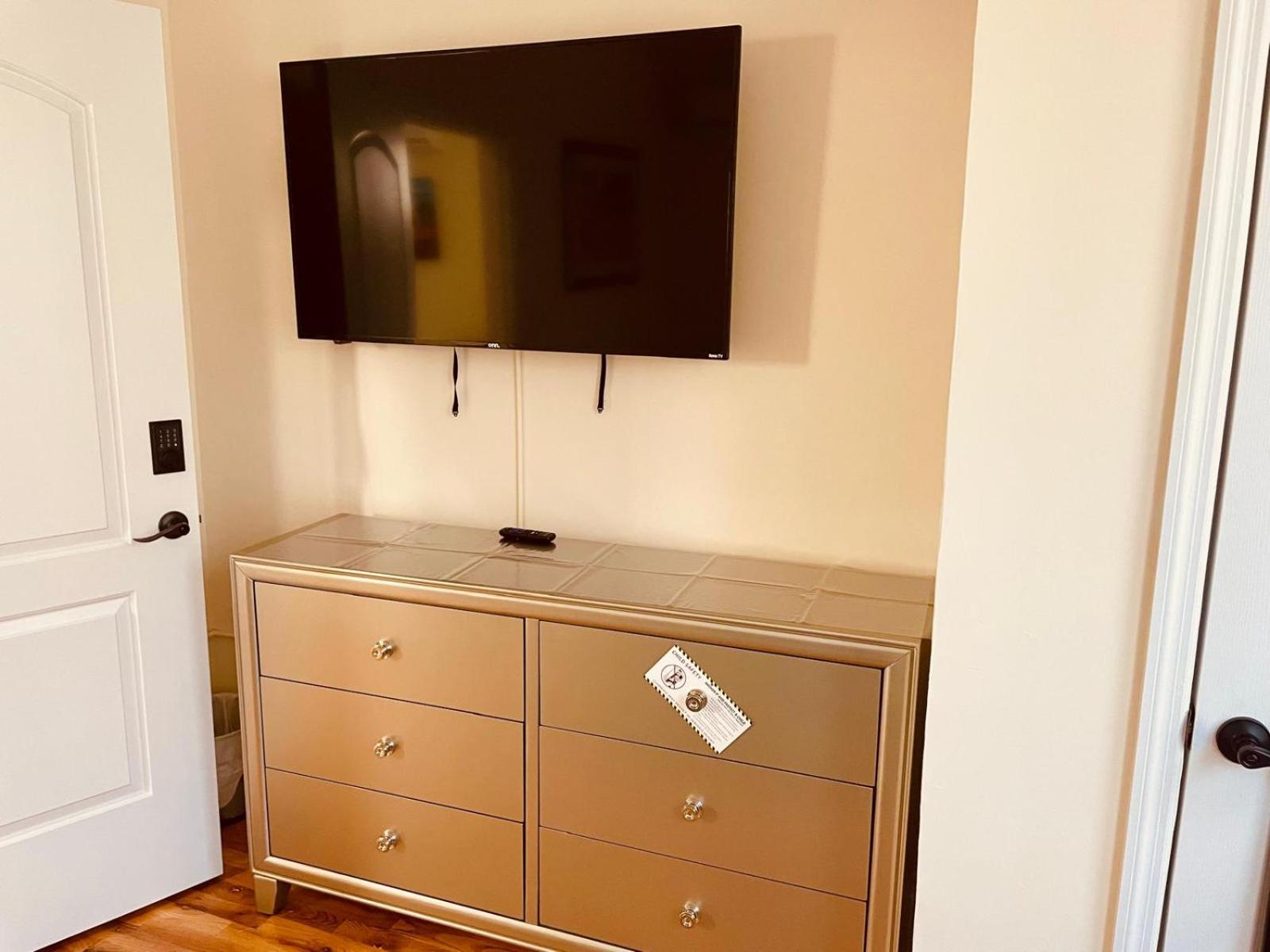 Ooohlala! 2 Beds And 2 Full Baths W/Free Parking Leilighet Newark Eksteriør bilde